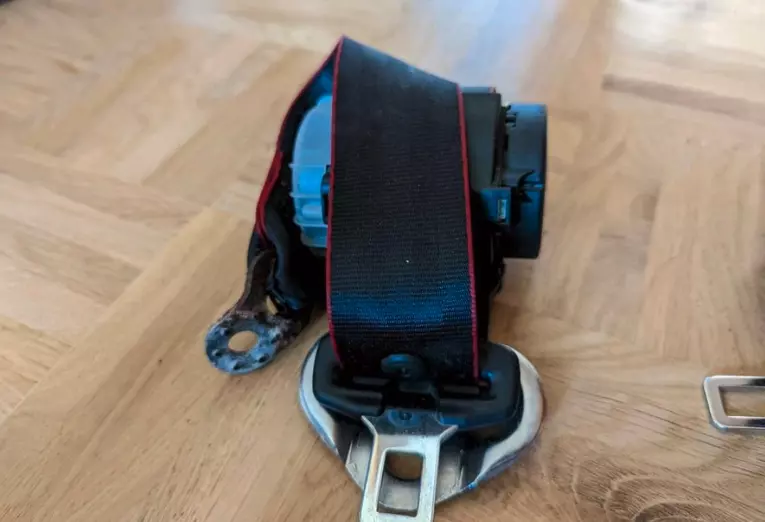 Ceinture avant arrière golf 4 GTI jubi 25th noir liseret rouge très rare 3 portes